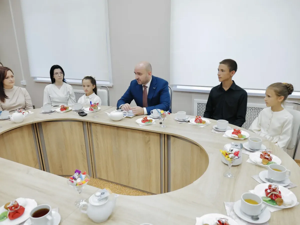 Вячеслав Федорищев посетил Детскую школу искусств №1 и научно-внедренческую фирму в Чапаевске