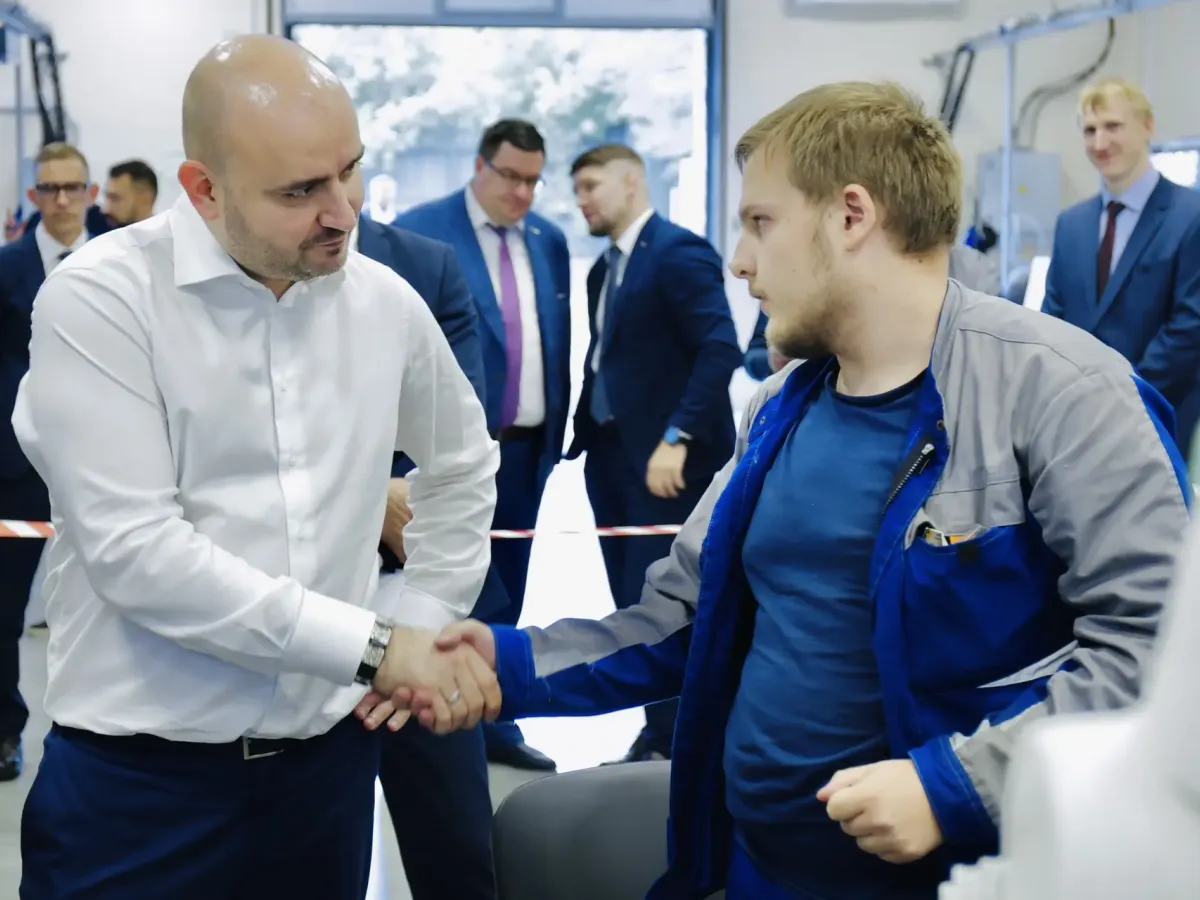 Вячеслав Федорищев посетил Детскую школу искусств №1 и научно-внедренческую фирму в Чапаевске